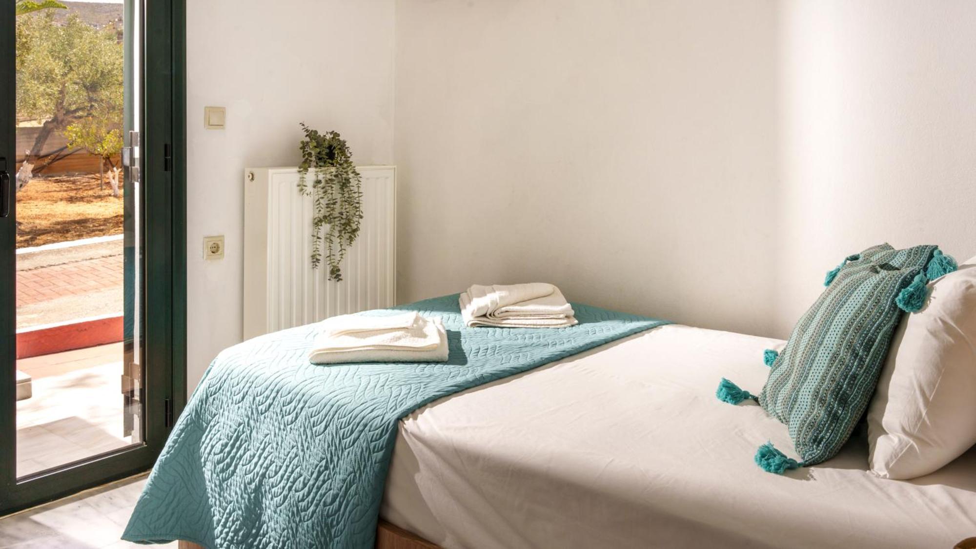 Villa Seaside Gem Near Heraklion, Maro's Getaway *