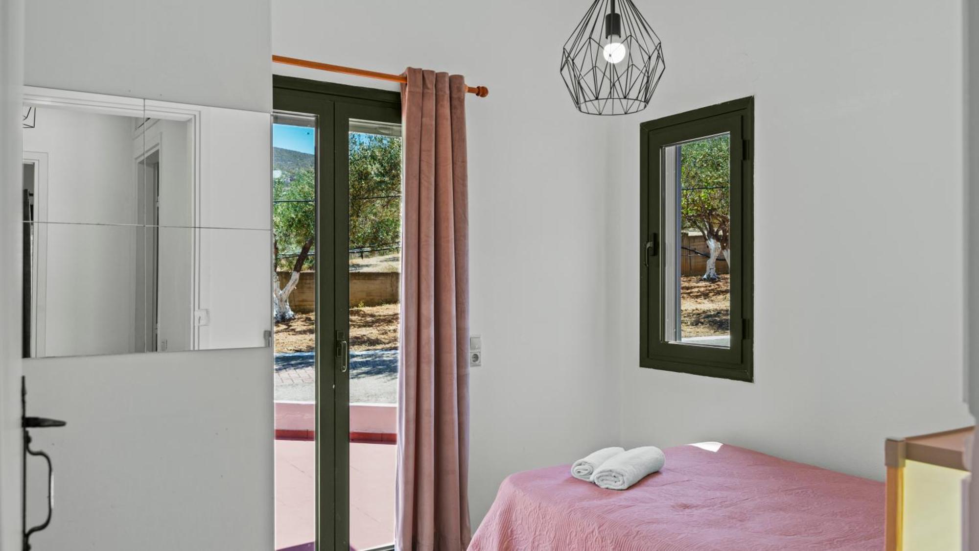 Villa Seaside Gem Near Heraklion, Maro's Getaway *