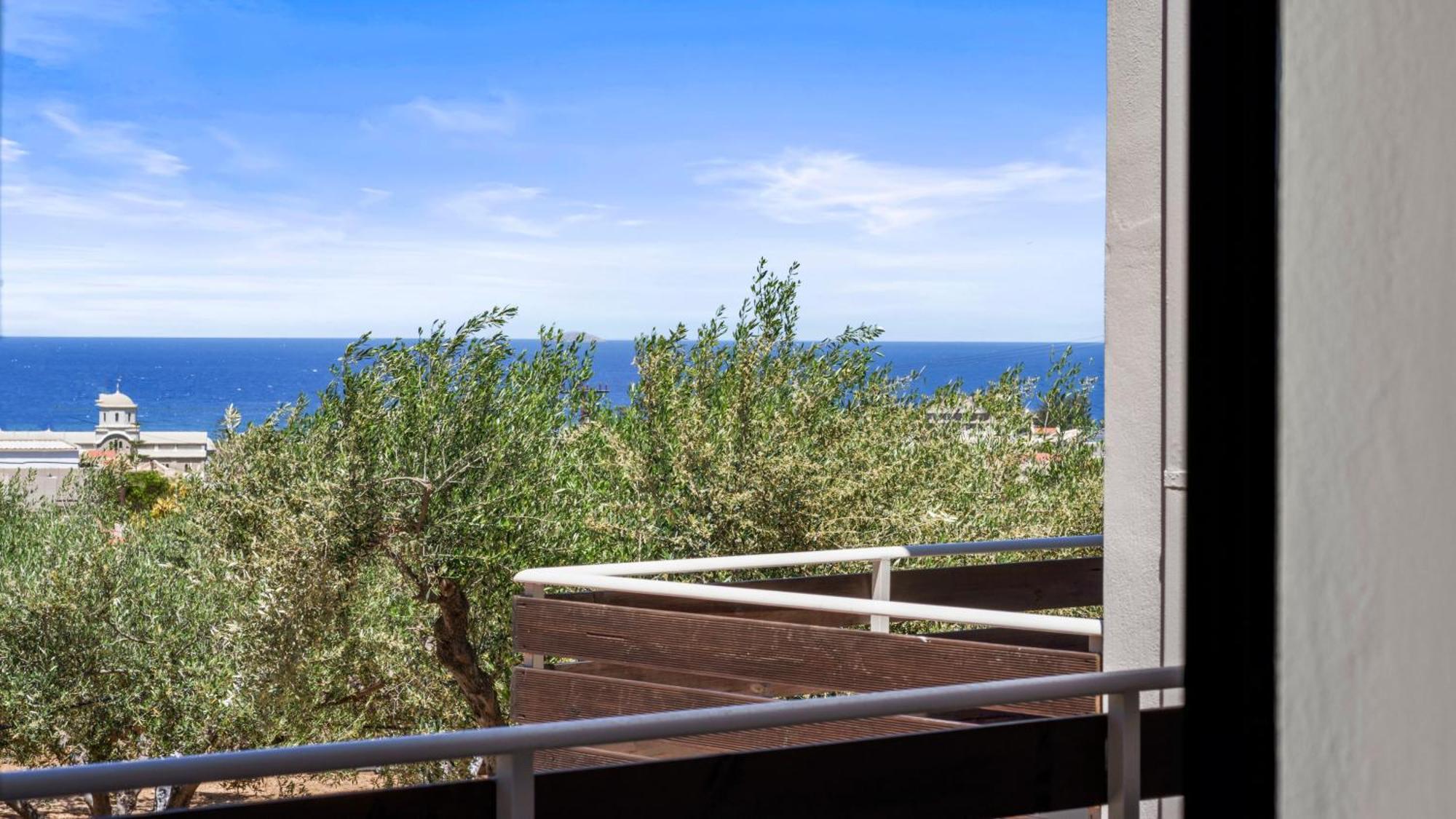Villa Seaside Gem Near Heraklion, Maro's Getaway *